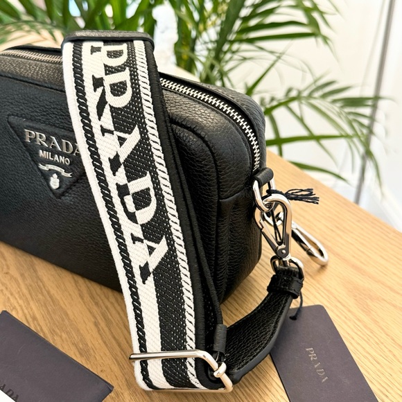 PRADA Logo-Plaque Small Leather Crossbody Bag in Black - Picture 7 of 16
